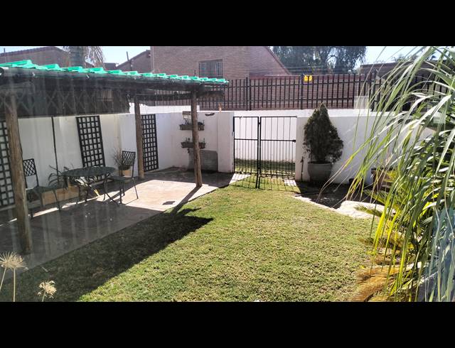 3 BEDROOM DUPLEX RENTED IN WILLOW PARK MANOR